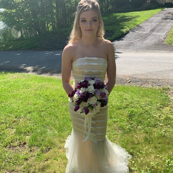 Strapless mermaid style yellow - Picture 3 of 3